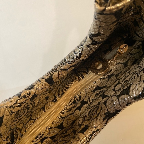 NWT~Faux Patent Leather Floral Crossbody Purse w/Rhinestone Rivets & Keychain - Picture 12 of 16